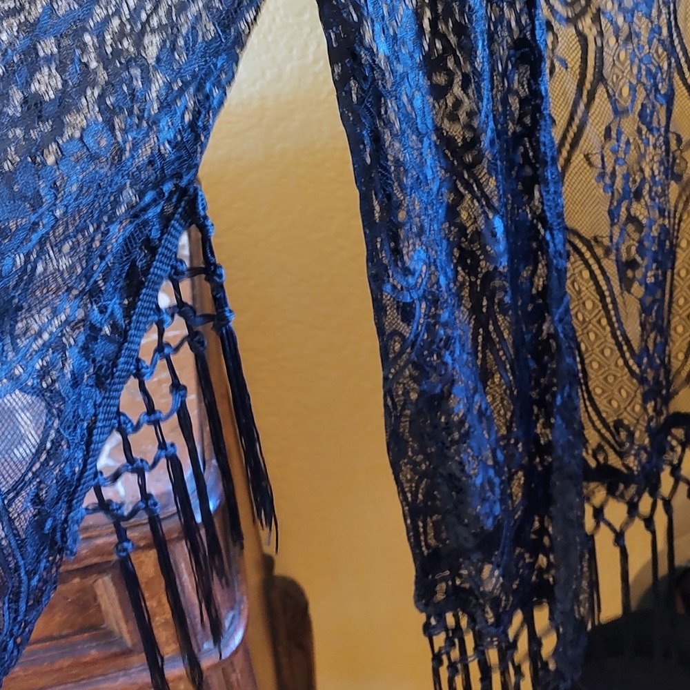 Lacey Black overlay jacket, with fringed sleeves and bottom sz L. - Picture 12 of 16